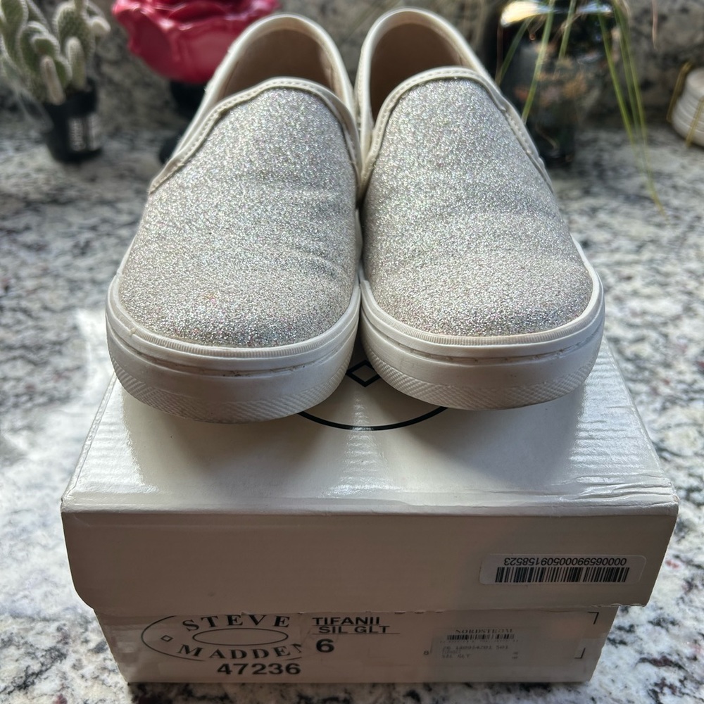 EUC Steve Madden silver glitter slides, size 6